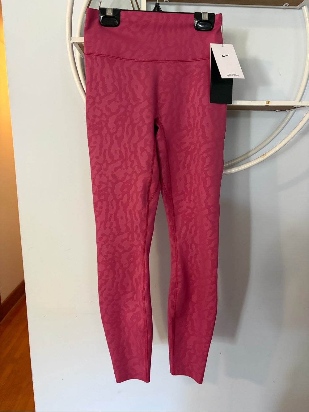 Nike Women’s XS Extra Small  Pink Patterned High-Rise Active Leggings NWT